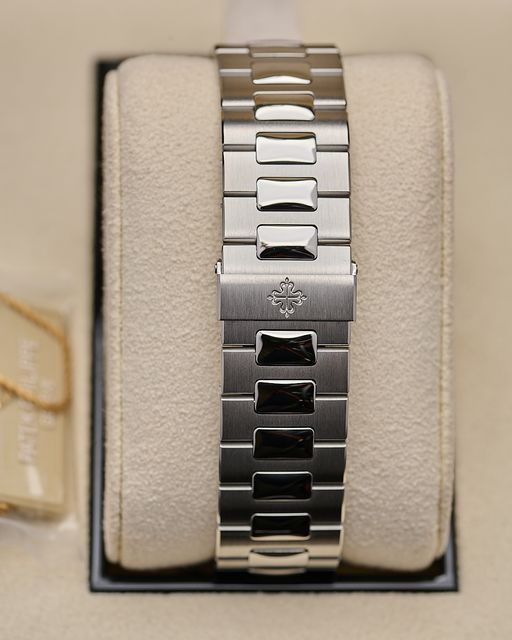 Patek Philippe Nautilus 5990/1A-001 Image 4